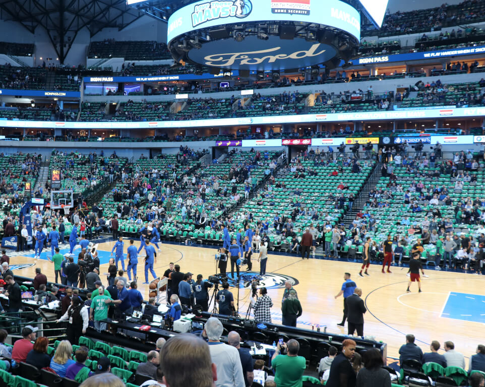 Where do the Dallas Mavericks play basketball?