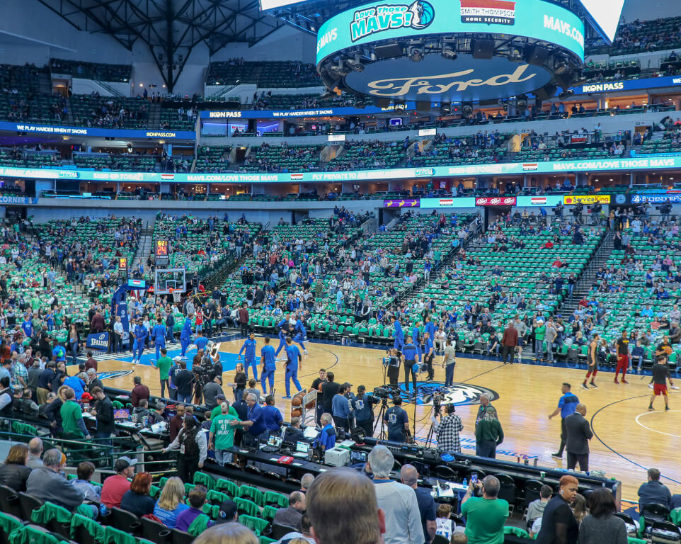 Where do the Dallas Mavericks play basketball?