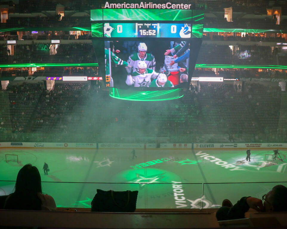 Where do the Dallas Stars play hockey? 