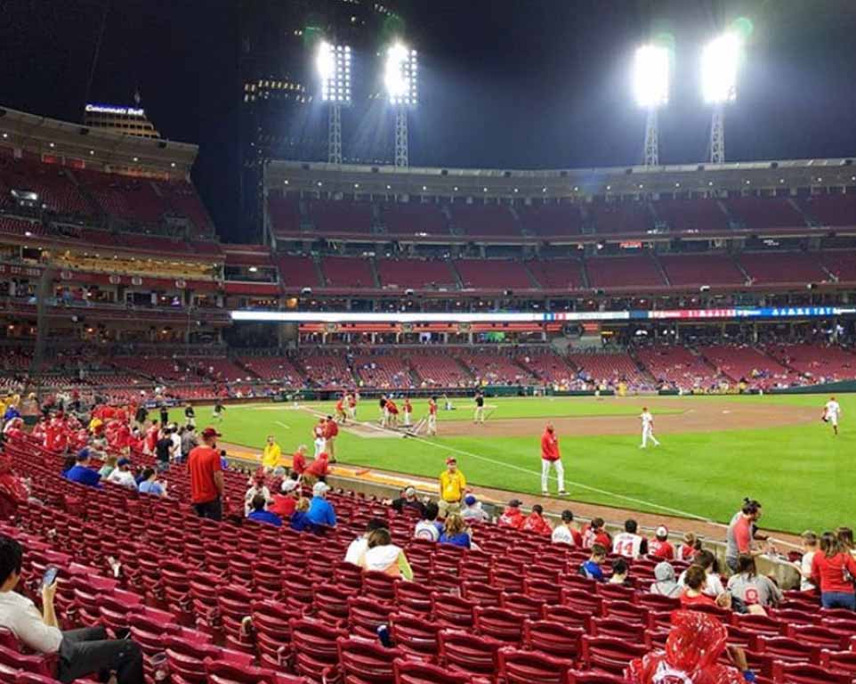 Where do the Cincinnati Reds play baseball? 