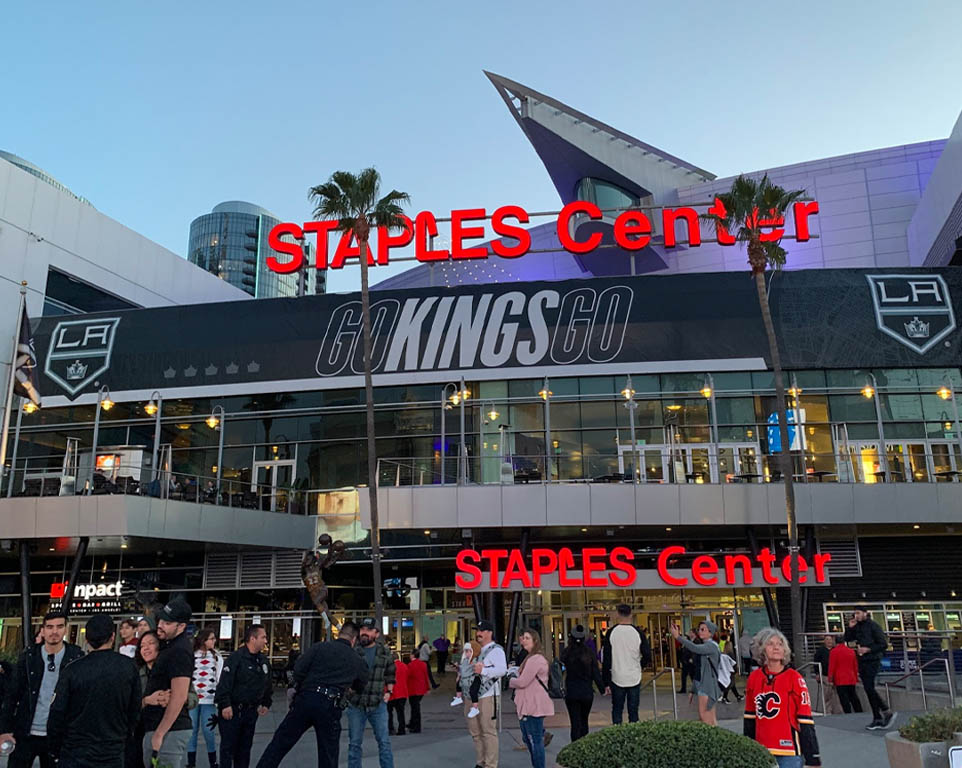 Where do the Los Angeles Kings play hockey? 