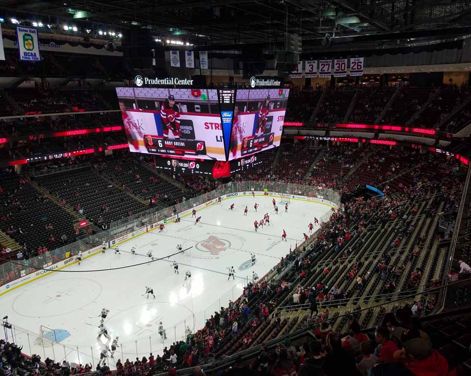 Where do the New Jersey Devils play hockeyl?