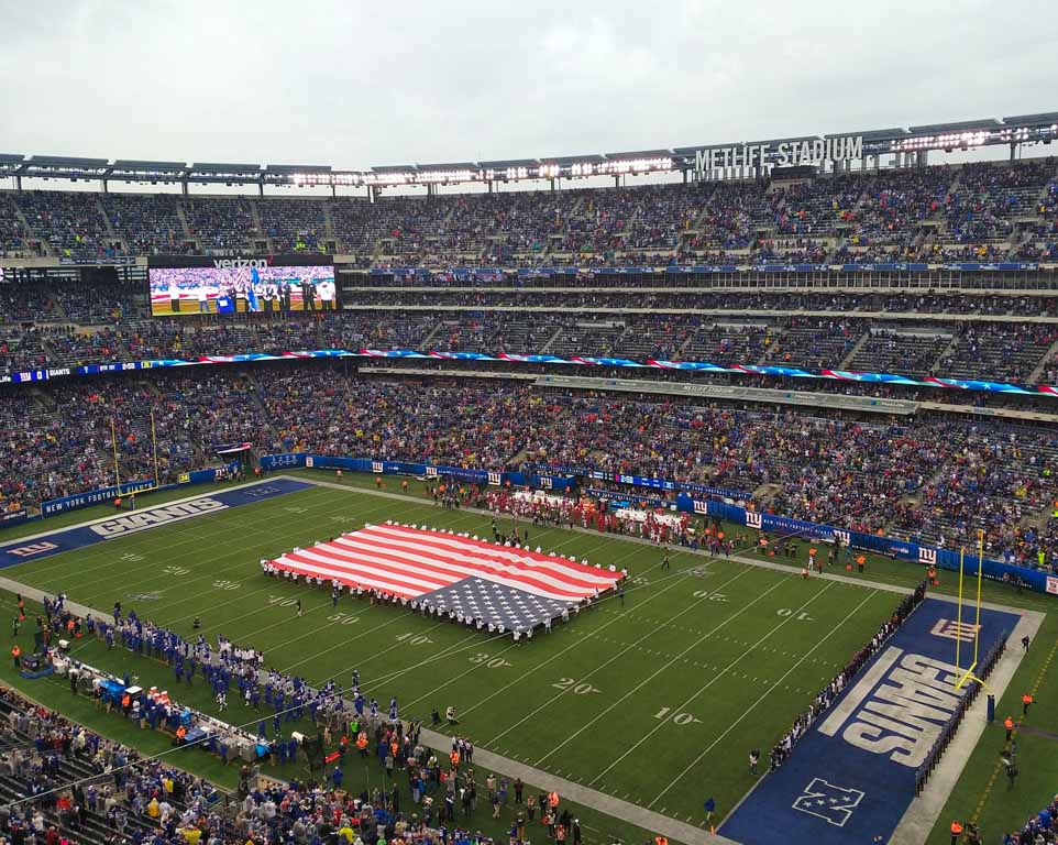 Where do the New York Giants play football?
