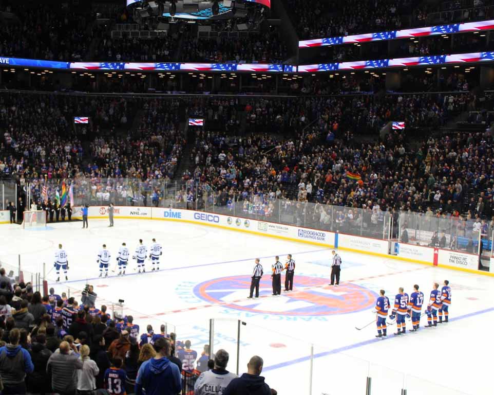 Where do the New York Islanders play hockey? 