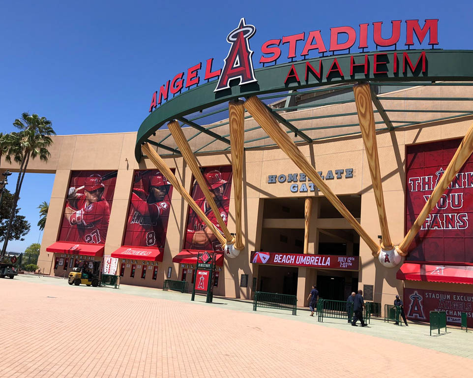 Where do the Los Angeles Angels play baseball? 